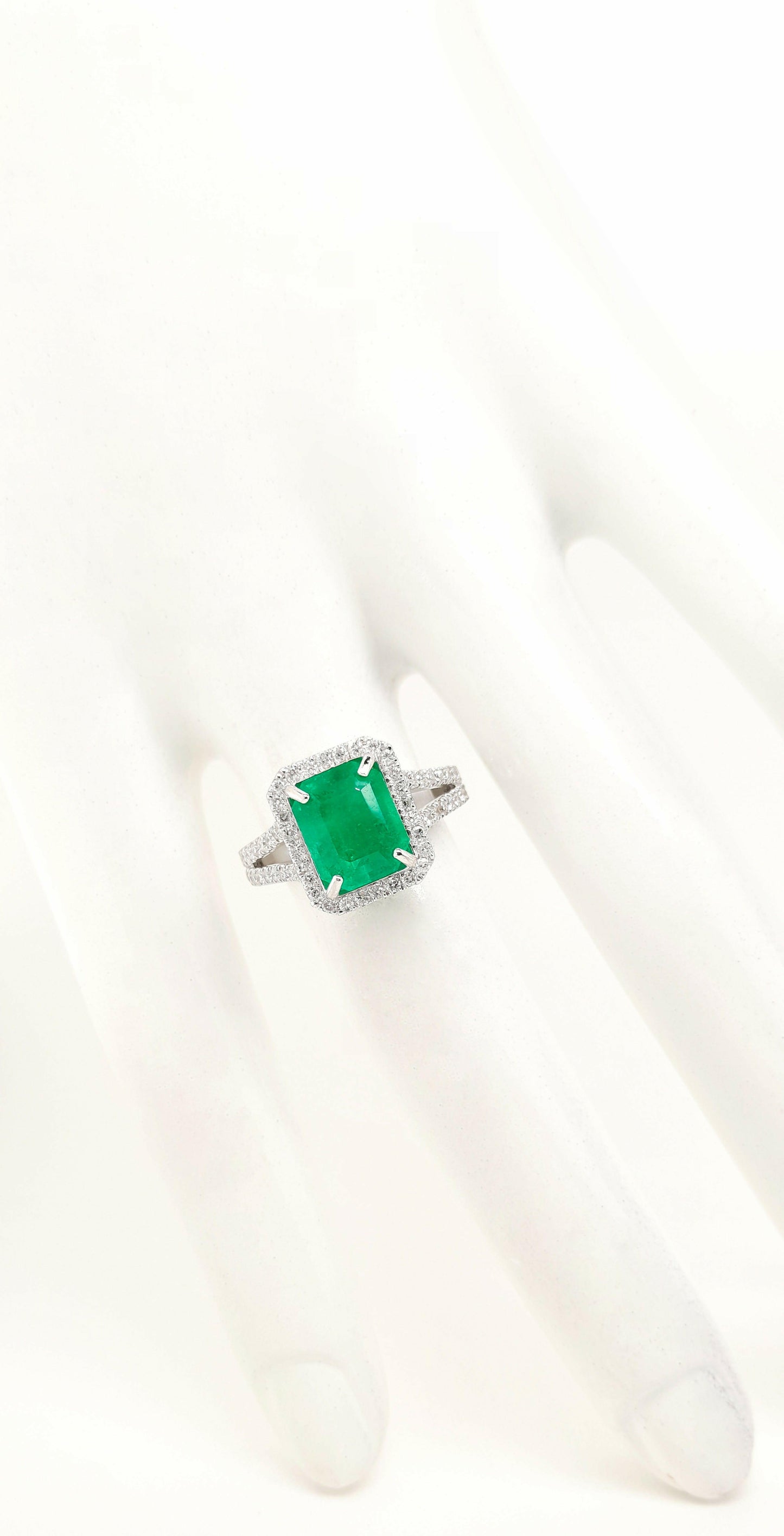 2.44ct Natural Emerald & 0.61ct Natural Diamonds set with 14K Gold Ring