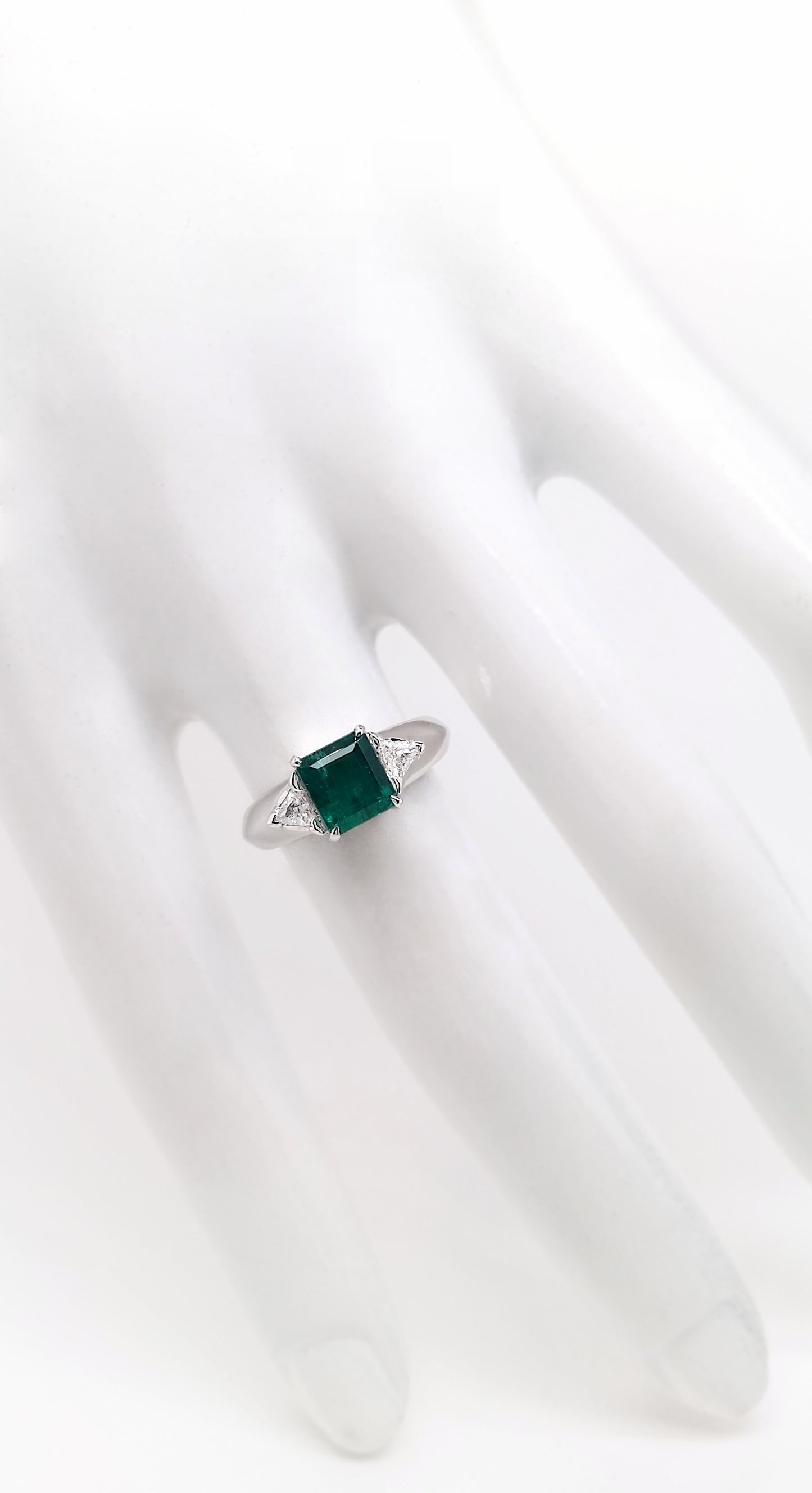 1.42ct Muzo No-Oil Colombia Emerald 0.16ct Natural Diamonds set in Platinum Ring