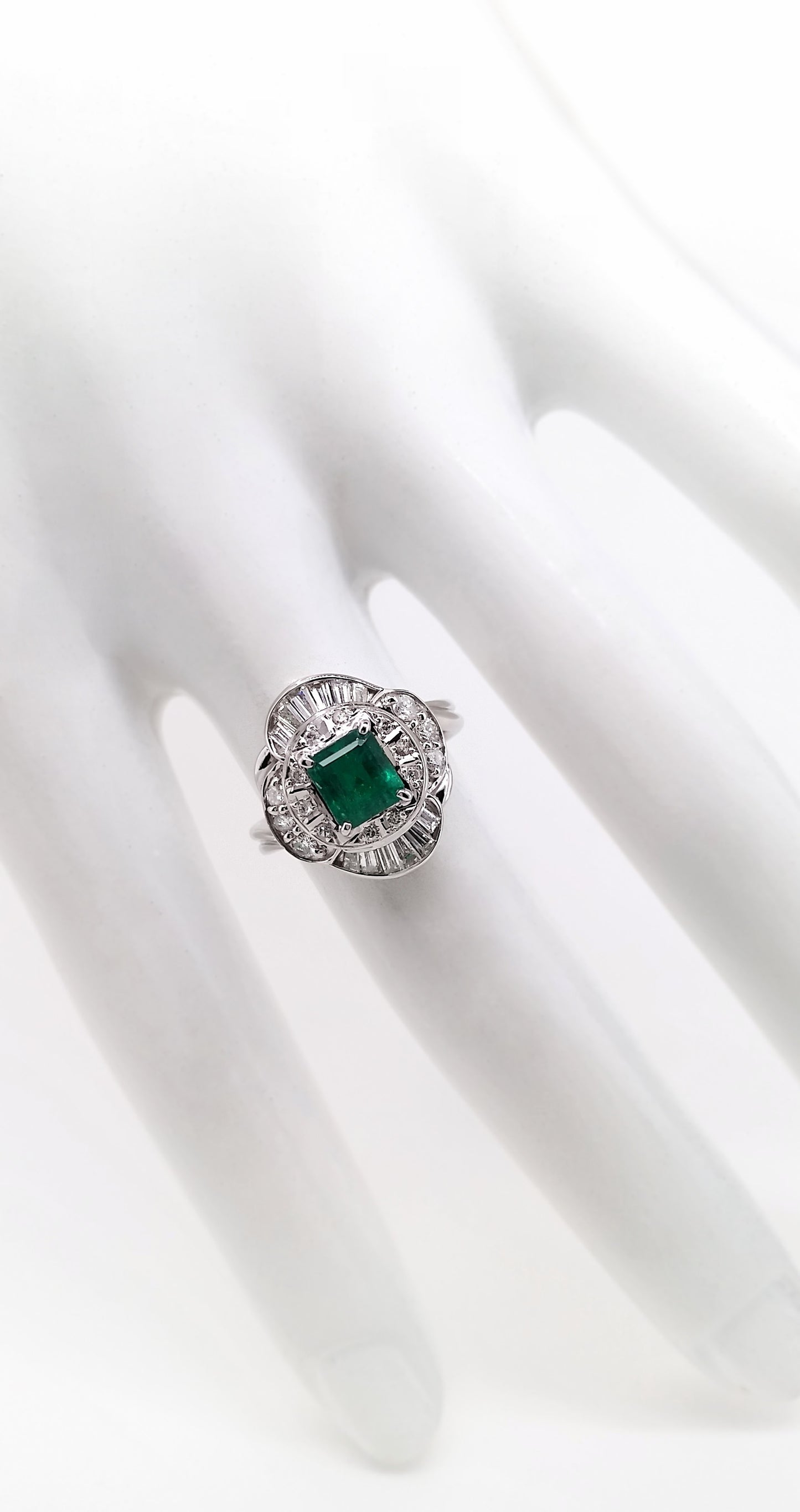 0.88ct NATURAL COLOMBIA EMERALD and 0.58ct NATURAL DIAMONDS set in Platinum Ring