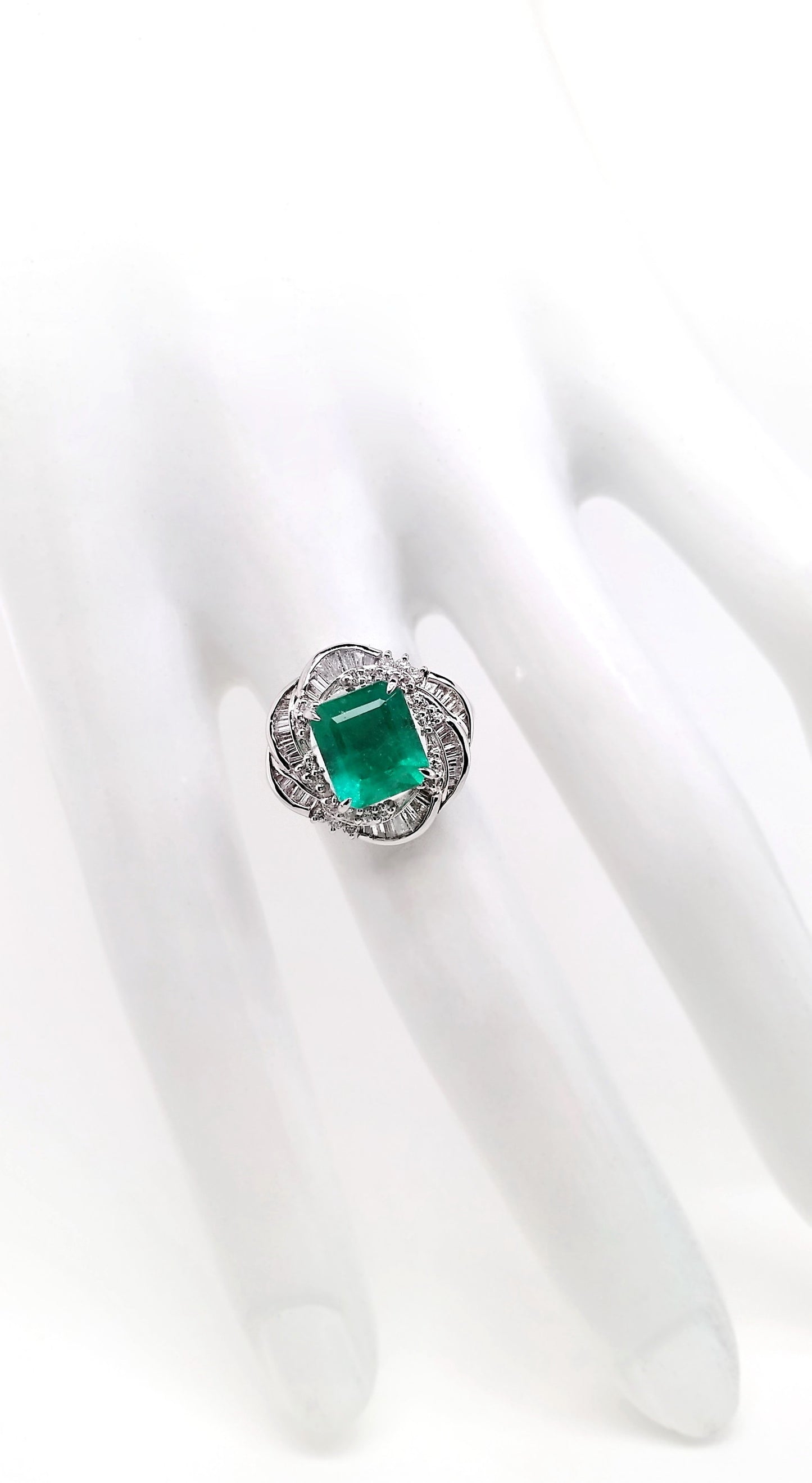 2.43ct NATURAL COLOMBIA EMERALD and 0.60ct NATURAL DIAMONDS Ring set in Platinum - SALE