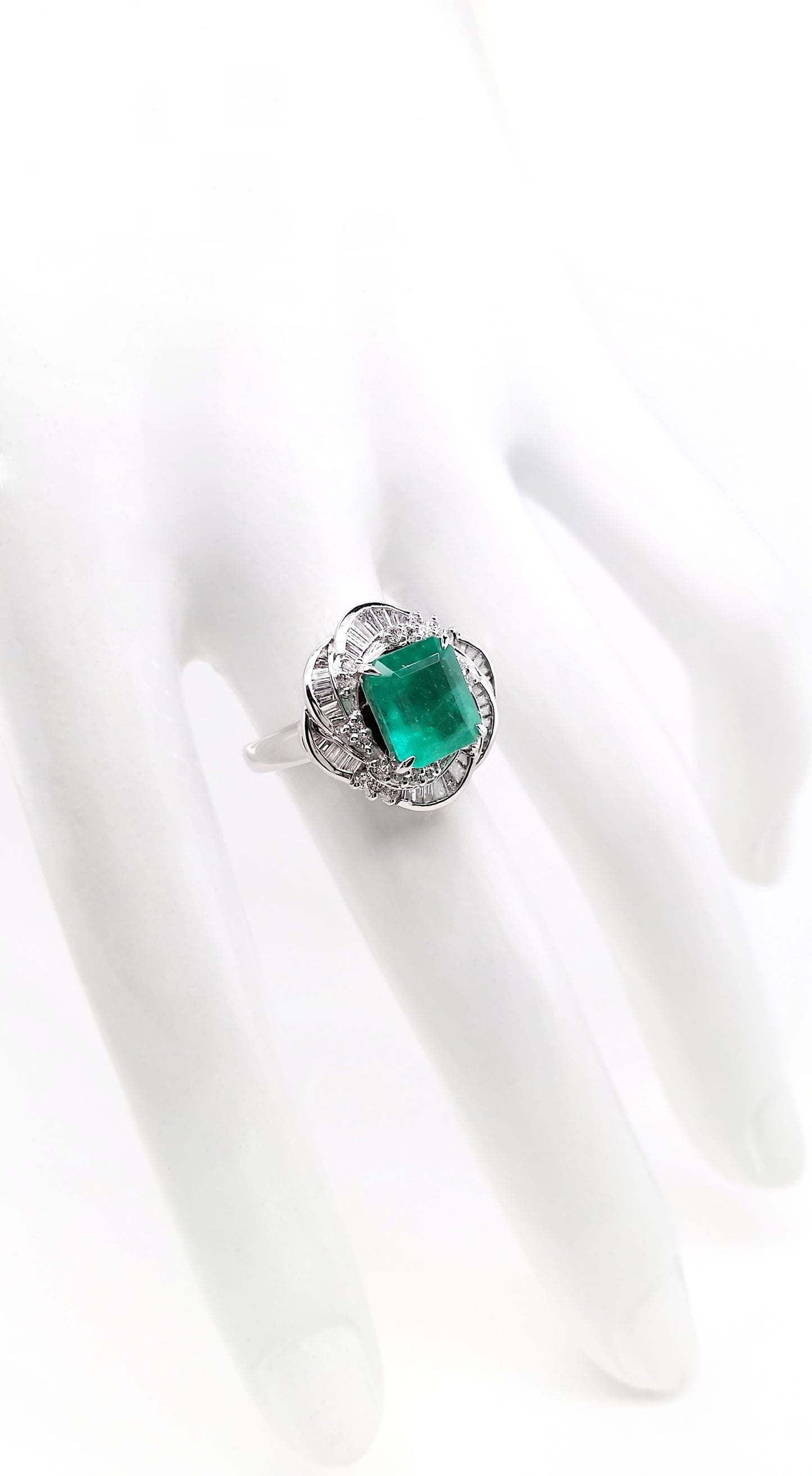 2.43ct NATURAL COLOMBIA EMERALD and 0.60ct NATURAL DIAMONDS Ring set in Platinum - SALE