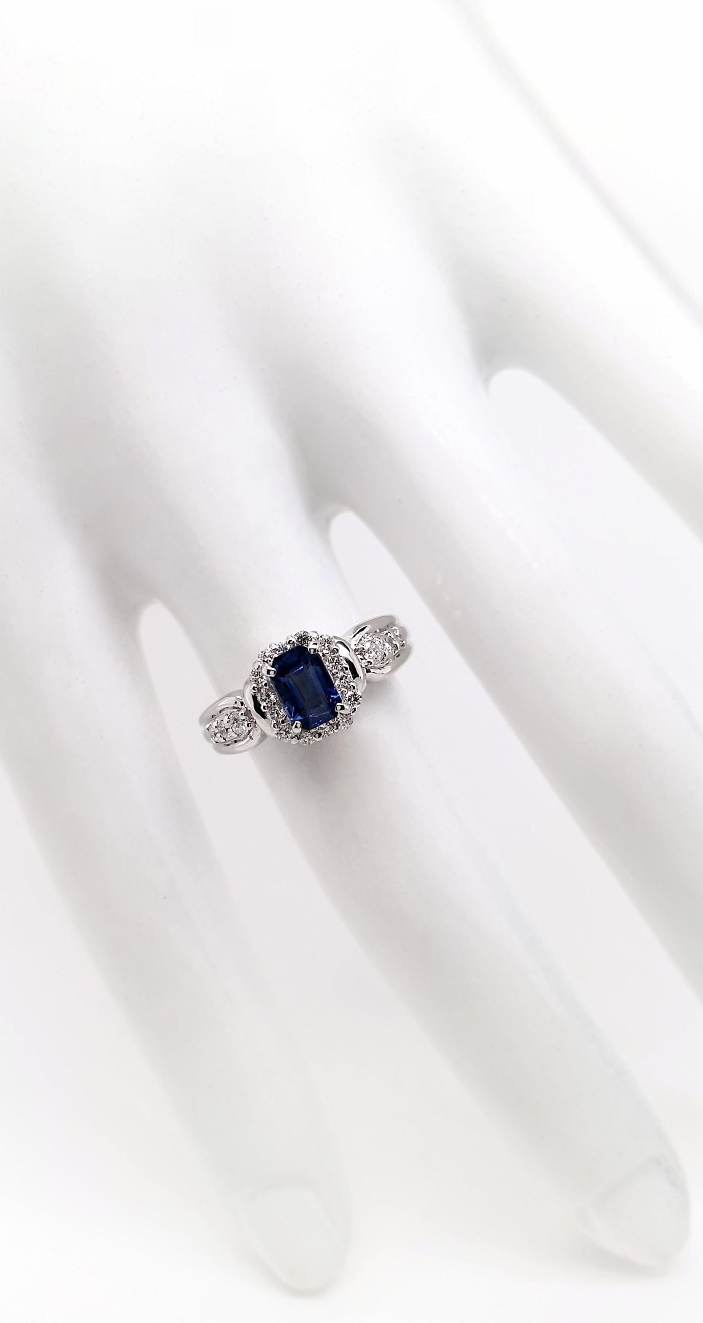 0.91ct NATURAL MADAGASCAR SAPPHIRE and 0.31ct NATURAL DIAMONDS Ring - SALE.